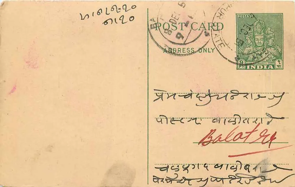 Carta postal indiana — texto em escrita devanagari — selo verde de 3 annas — destinatário em Balotara - Frente