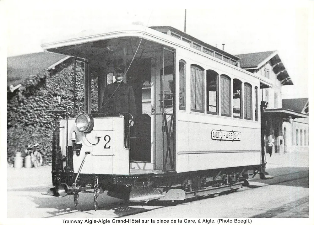 Tramway Aigle-Aigle Grand-Hôtel auf dem Platz der Station in Aigle — (Foto Boegli.) - Vorderseite