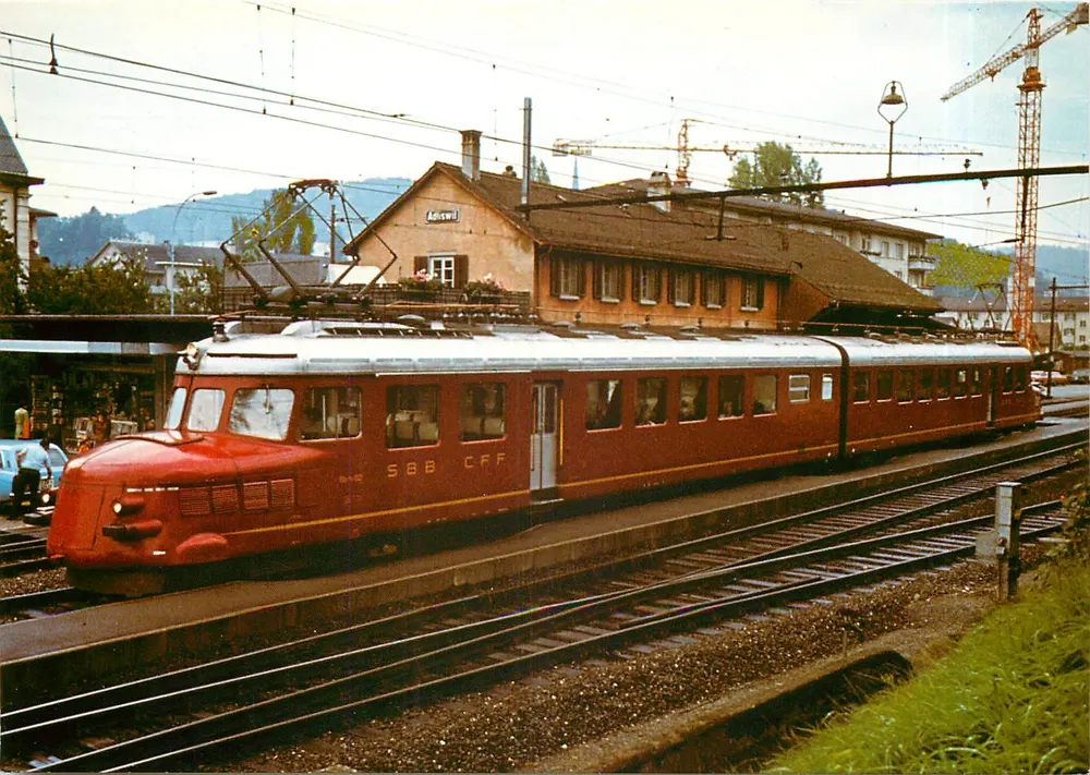 ट्रेन SBB CFF एडलिसविल में — SBB-ट्राइबवैगन RAE 4/8 1o21 « चर्चिल-प्फ़ेइल » — प्रकाशक एर्नस्ट बी. लूटविलर, ज़ुरिख़ - आगे