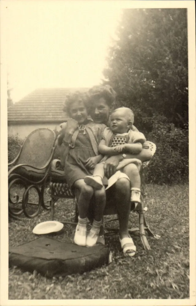Familie im Garten — Frau mit zwei Kindern — n°2 - Vorderseite