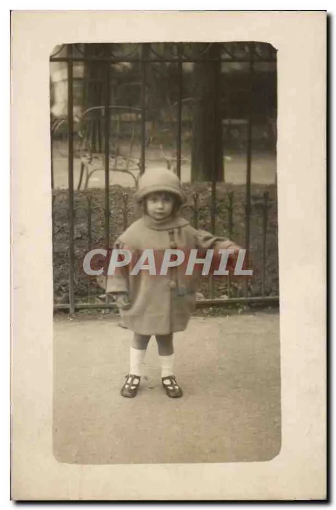 Criança com casaco e chapéu — diante de grade — carta postal datada de 1920 - Frente
