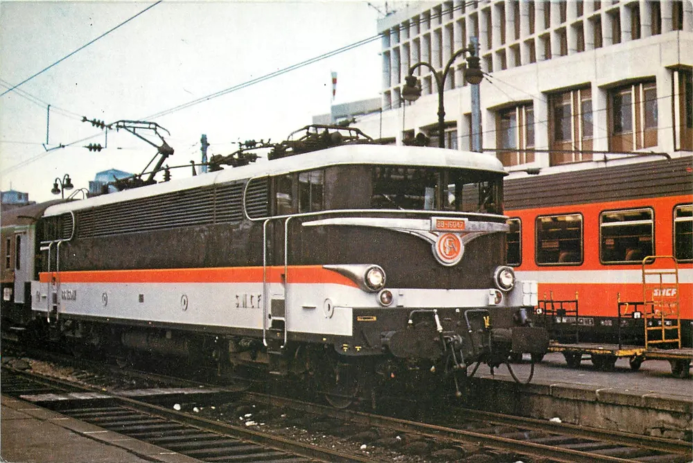 Paris Nord BB 16047 en tête du 2215 — Éditions Modernes Illustrées, CP 19 - Recto