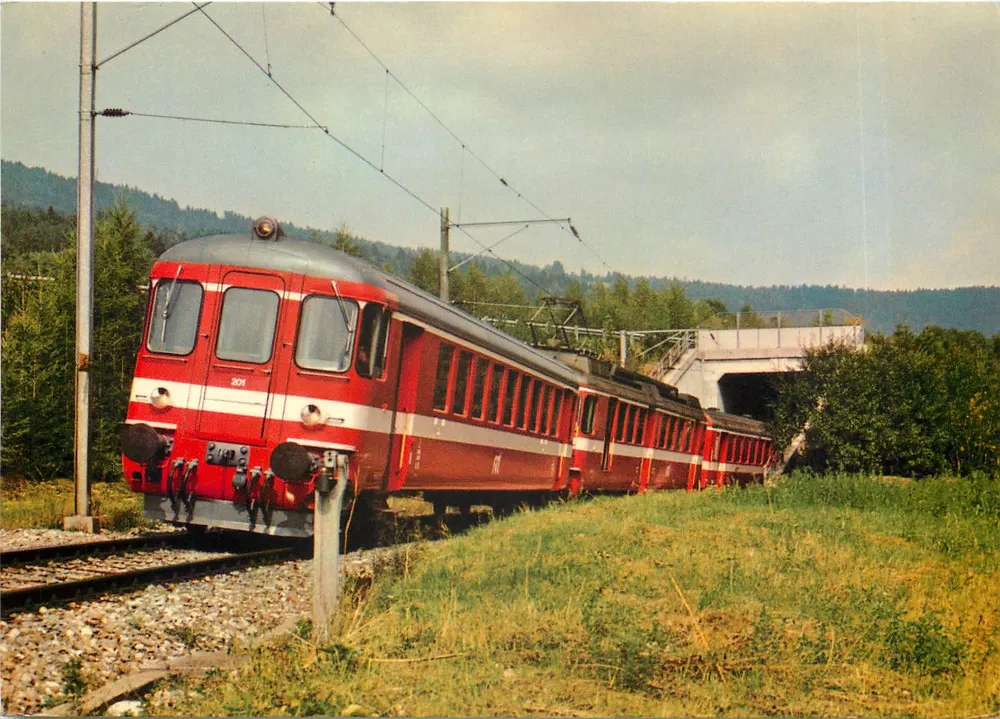Trem elétrico vermelho — Compagnie du chemin de fer régional du Val-de-Travers — Linha Travers - Fleurières - Buttes - Frente