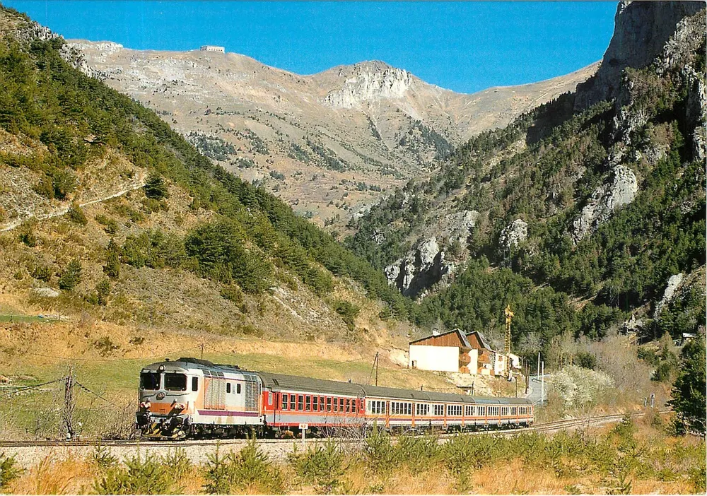 Train italien — sortie du tunnel du col-de-Tende — Éditeur : L'Écomusée du Haut-Pays, Plateau de la gare SNCF, 40 Brel-sur-Roya - Recto
