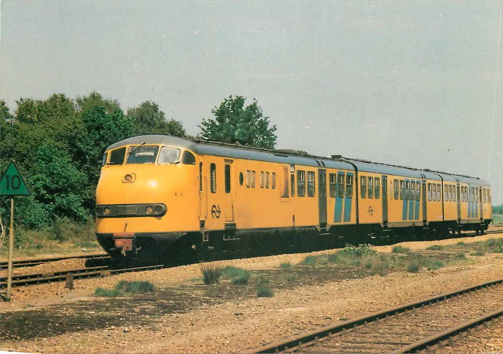Trem diesel com três vagões — plano U — editor Realix Fotocard, Noveki - Frente