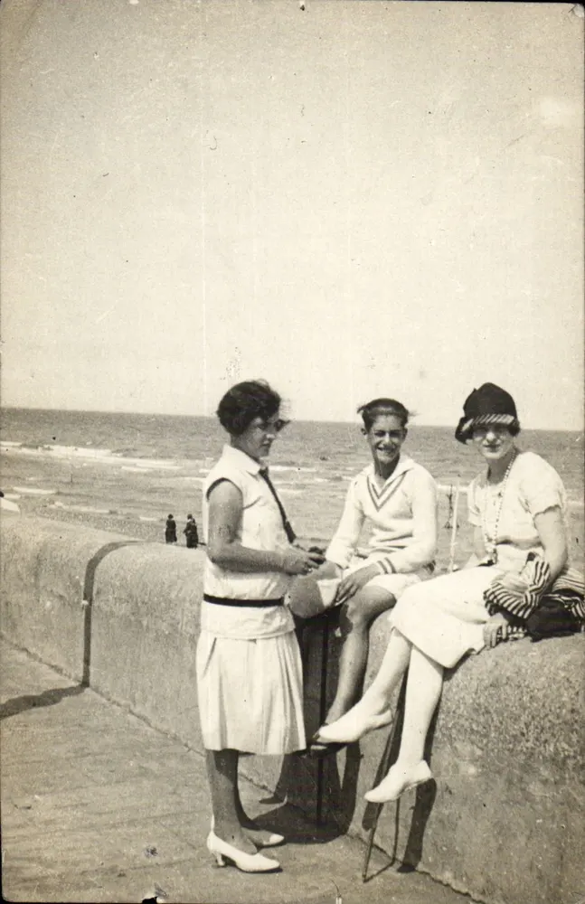 Trois personnes sur un mur de plage — éditeur non visible - Recto