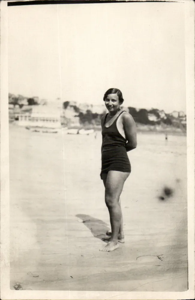 Femme en maillot de bain sur une plage — éditeur non identifié - Recto