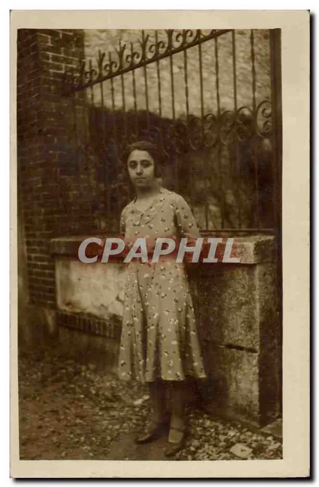 Jeune fille devant une grille — Carte postale anonyme - Recto