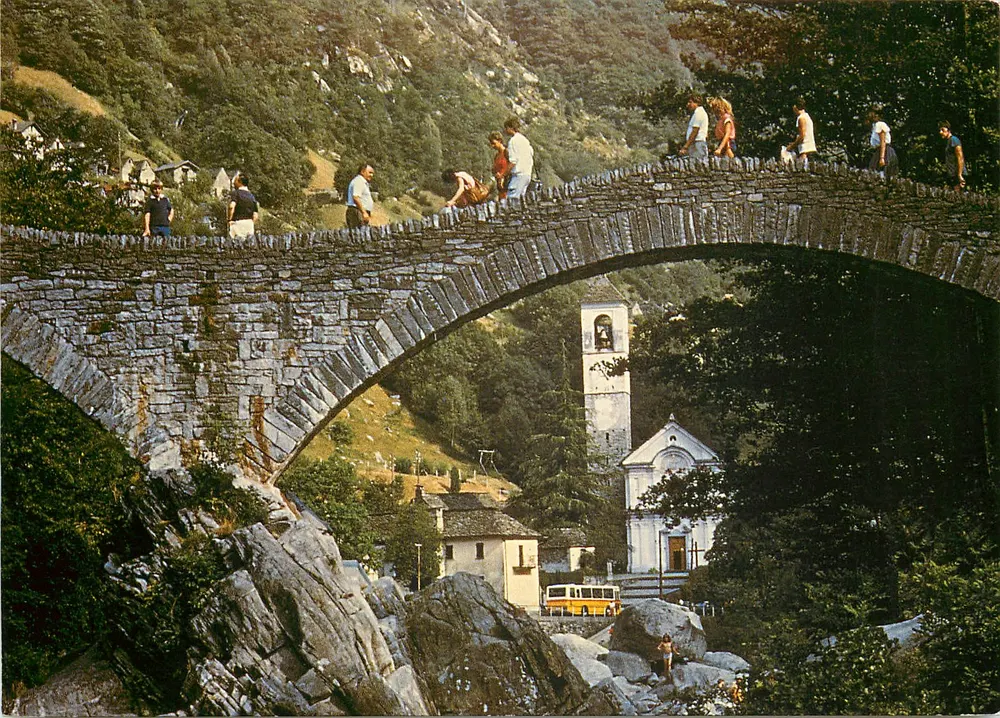 Ponte di Lavertezzo — ponte de pedra sobre um cânion, editor PTT Suíça, número de série 501.17 - Frente