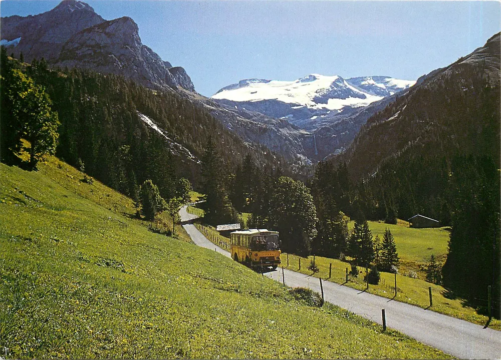 Lauenenental — montanhas nevadas e ônibus amarelo — PTT Suíça - Frente