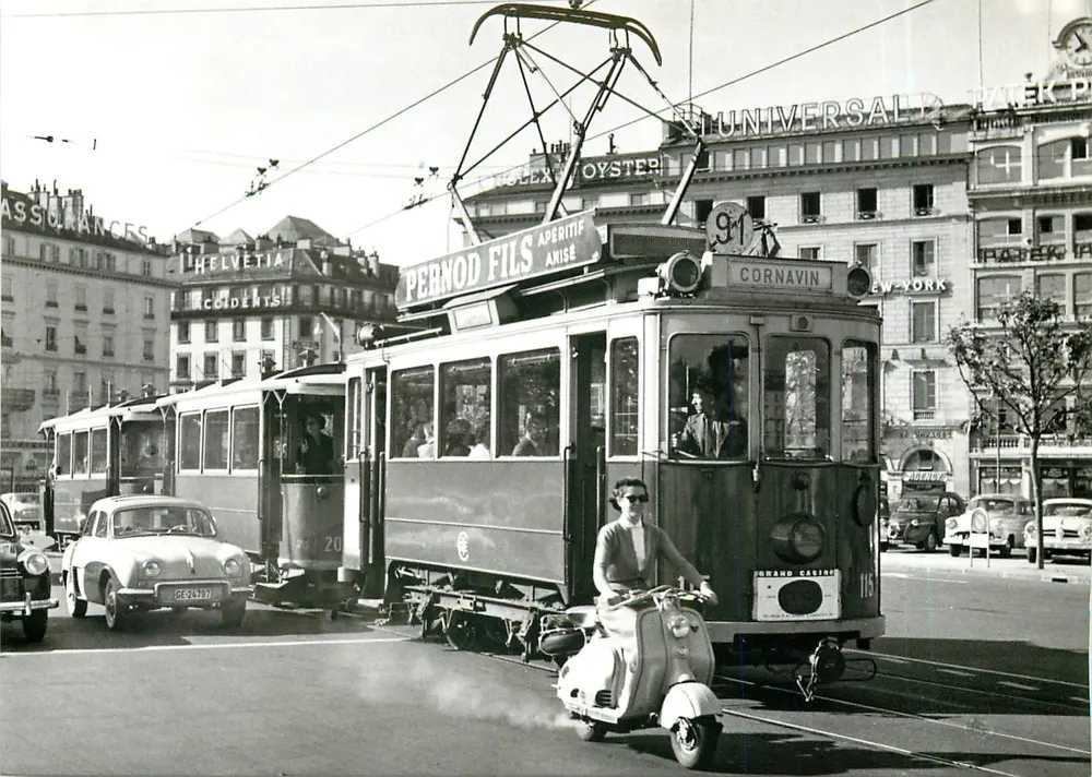 Place du Port — scène urbaine avec tramway n°115 — Photo J. Wiseman - Recto