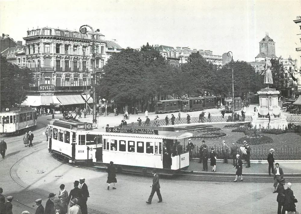 Liège - Place du Théâtre — Straßenbahn und Statue — GTF a.s.b.l. - Vorderseite