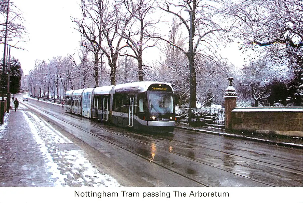 Tram de Nottingham passando pelo Arboretum — Tram 214, dezembro de 2005 — Publicado por Reflections of a Bygone Age - Frente