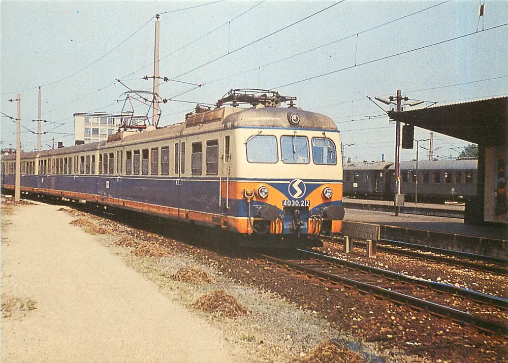 S-Bahn — OBB-Triebwagen Serie 4030.2 — Österreichische Bundesbahnen - Anverso