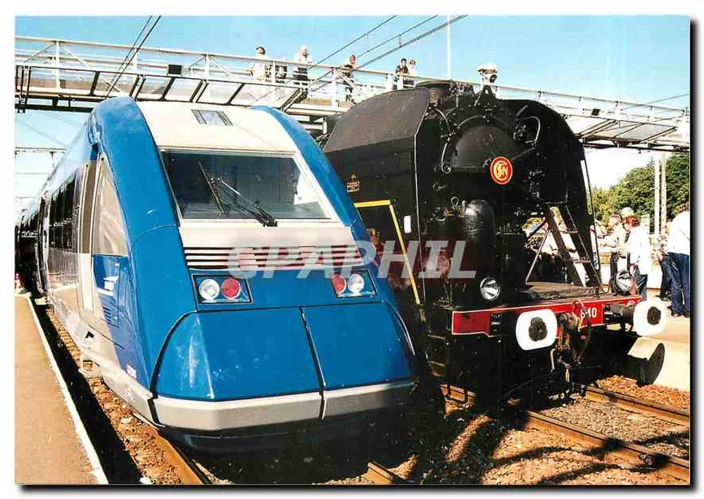 आधुनिक ट्रेन TER X 72500 और लोकोमोटिव R 840 — गेट से कॉस्ने-सर-लूअर के रेलवे स्टेशन पर प्रस्तुति — A.A.A.T.V. & रॉगर कौची - आगे