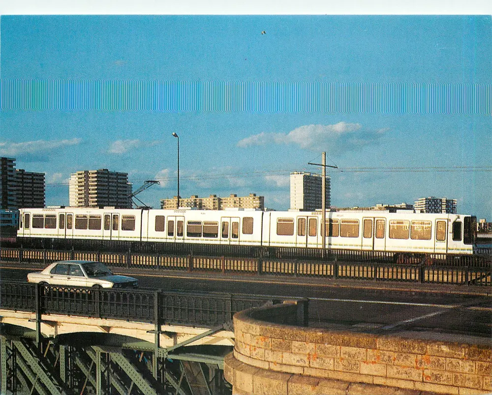 Pirmin-Brücke — Nantes Tramway über die Loire — SEMITAN / TAN - Vorderseite