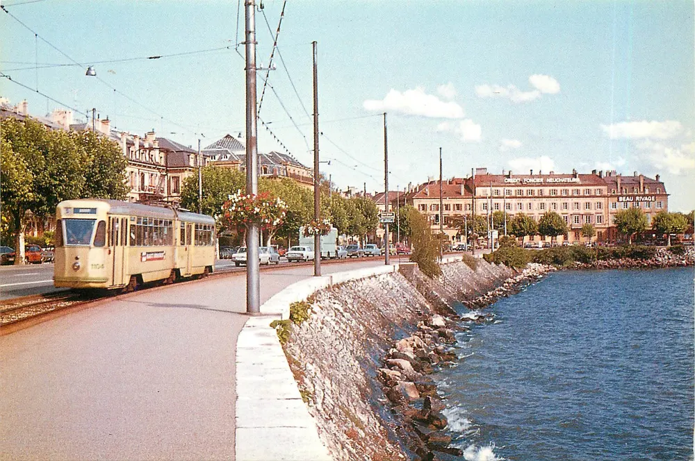 Trams of Neuchâtel: Quai Godet and Line 5 — (Photo K. Sieper) — Verlag Eisenbahn CH-5234 Villigen - Front