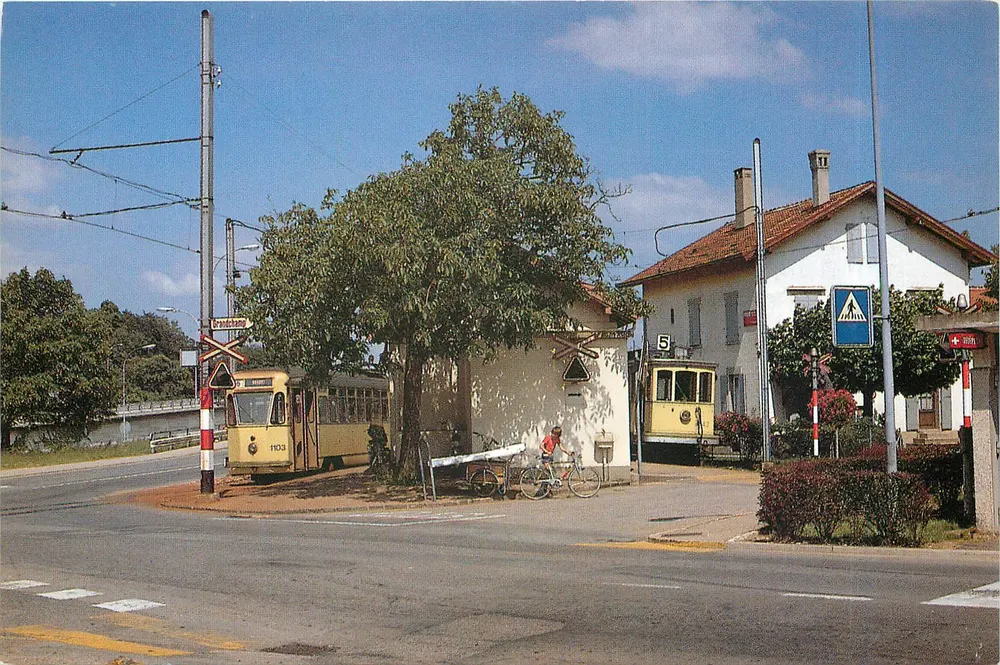 Tramways de Neuchâtel — vue sur l'arrêt d'Areuse (1977) — Verlag Essenbach - Recto