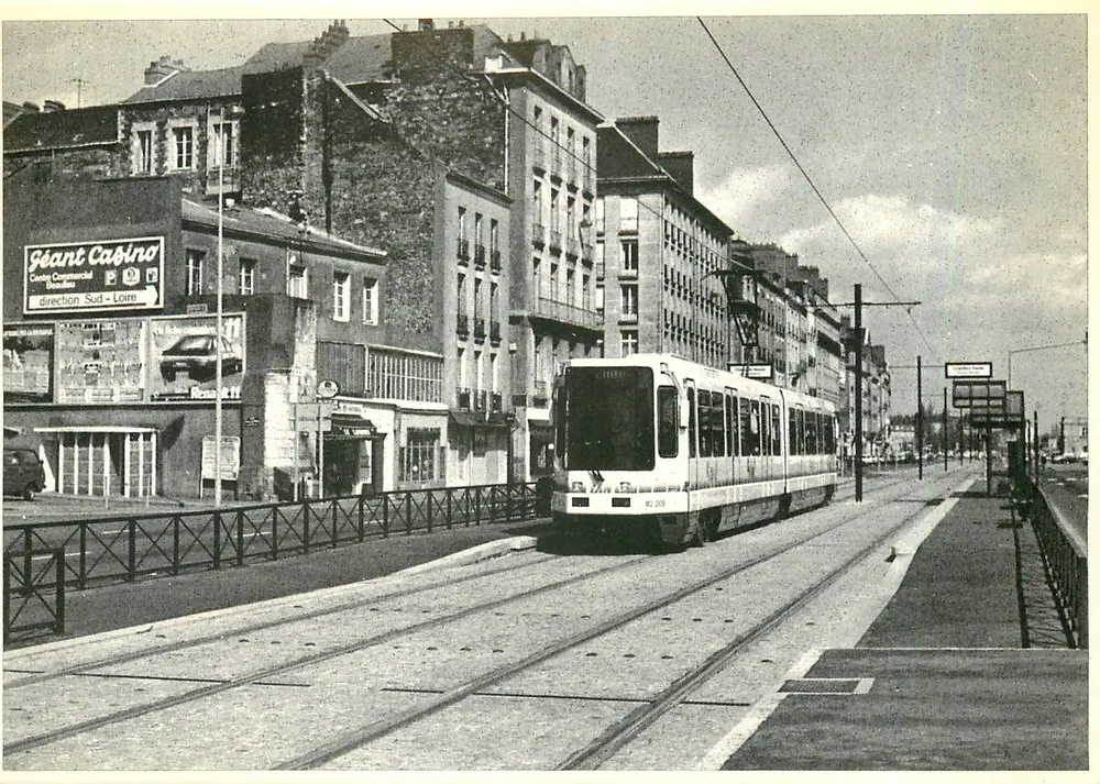 Nantes — Tramway Quai de la Fosse — Photo André Givével, série 4/5 - Recto