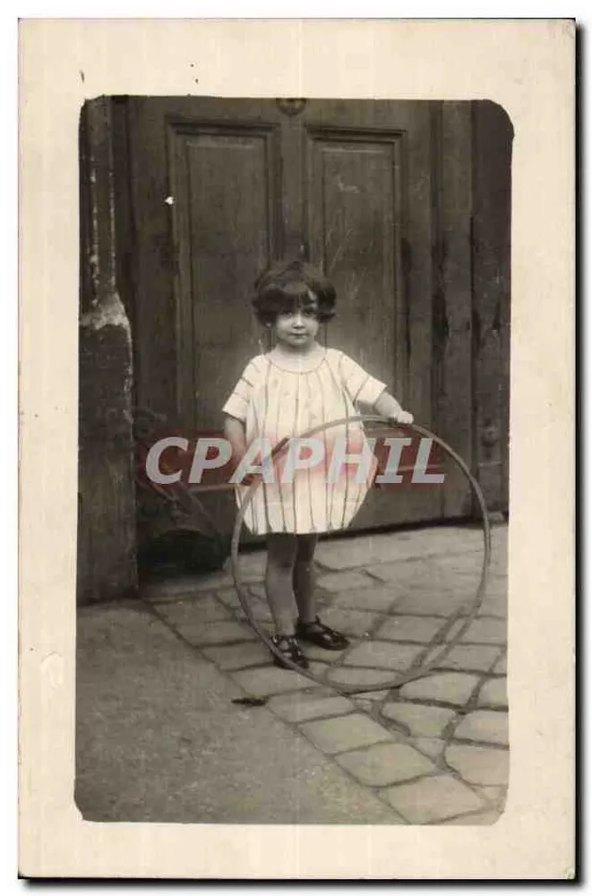 Petite fille avec un cerceau — devant une porte — carte postale anonyme - Recto