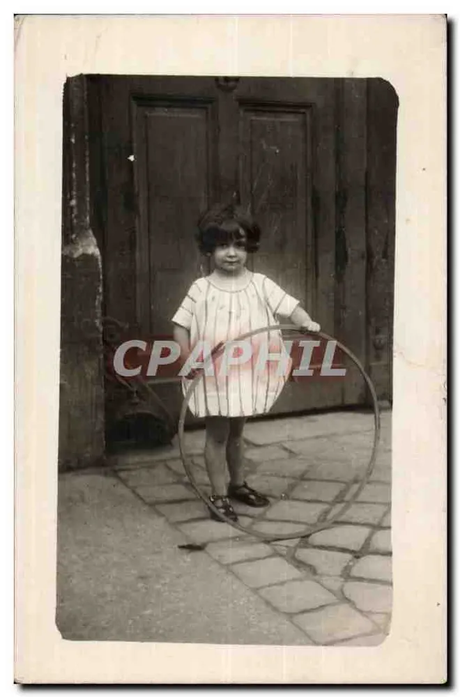 Petite fille avec un cerceau — devant une porte — Carte postale - Recto