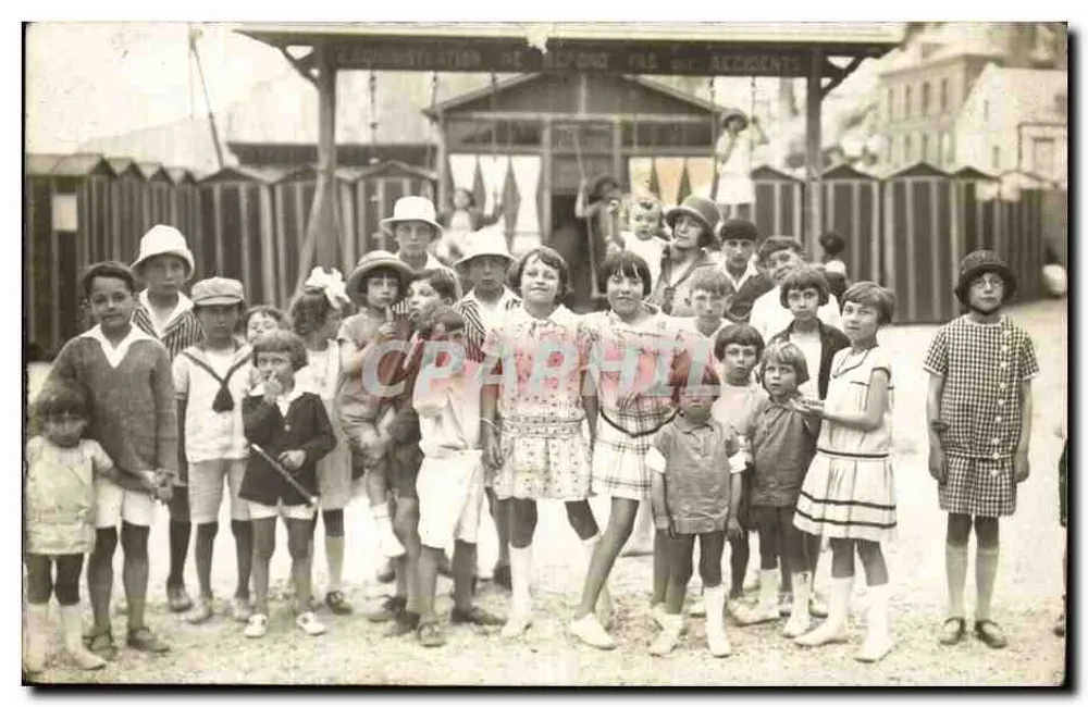 Enfants devant une installation de casse-tête — Saint-Valery-en-Caux — Letiché - Recto