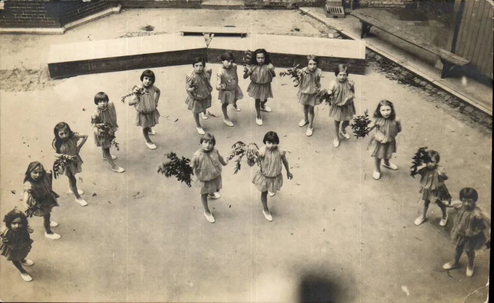 Enfants dans une cour — célébration ou jeu — éditeur , n° de série non visible - Recto