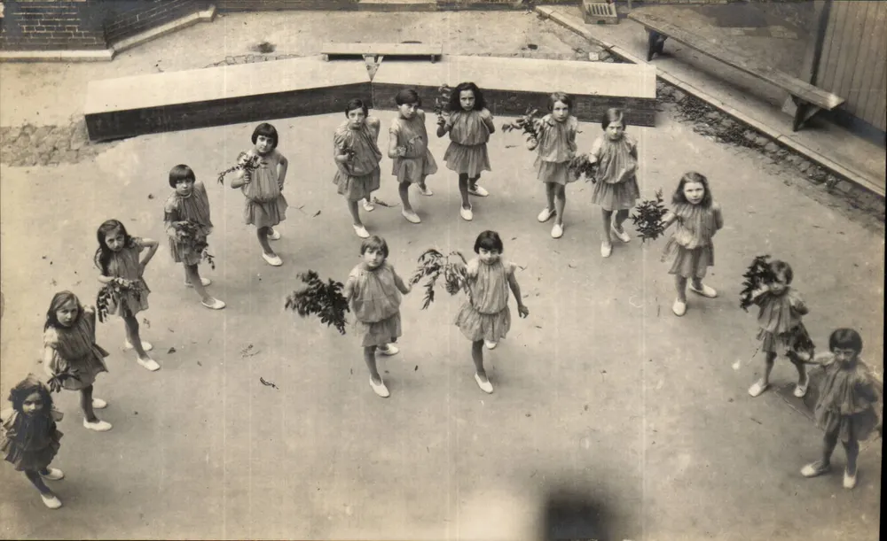 Crianças em uma cour — escola ou jardim de infância — número de série não visível - Frente