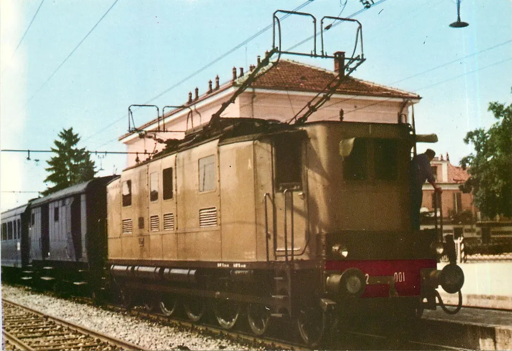लोकोमोटिव C.A. ट्रिफ़ेज़ F.S. Gr. E 332-001 (2-C-2) — ट्रेन लोकल टोरिनो-सेवा — प्रकाशक फेरो, फिनाले लिगुरे (एसवी) - आगे