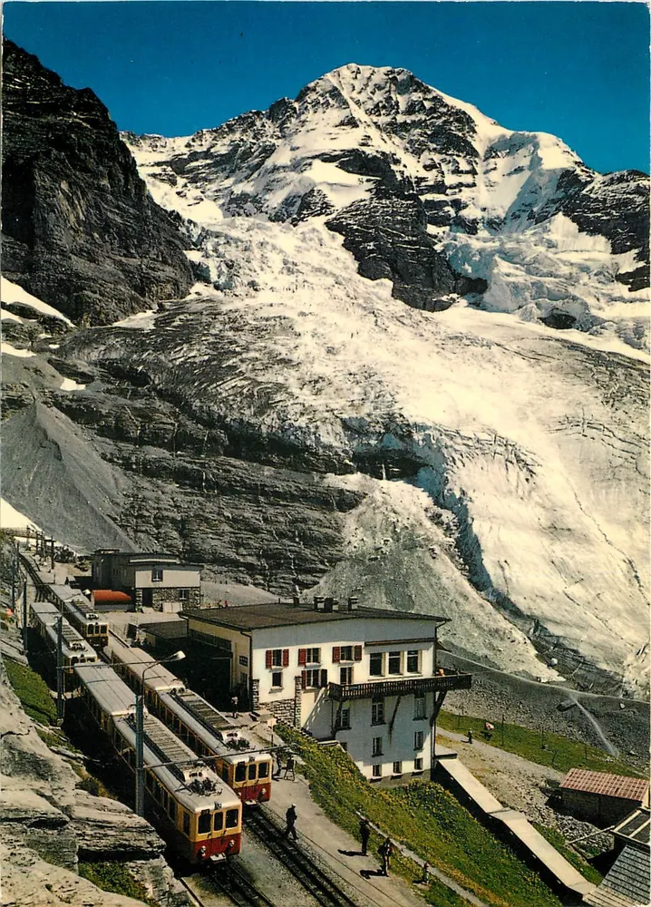 ईगर ग्लेशियर (2320 मीटर) सहित मॉन्च (4105 मीटर) — जंगफ्रूआबहन के स्टेशन — वर्लाग फोटोग्लोब ए.जी., जूरिख, संख्या 7145 - आगे