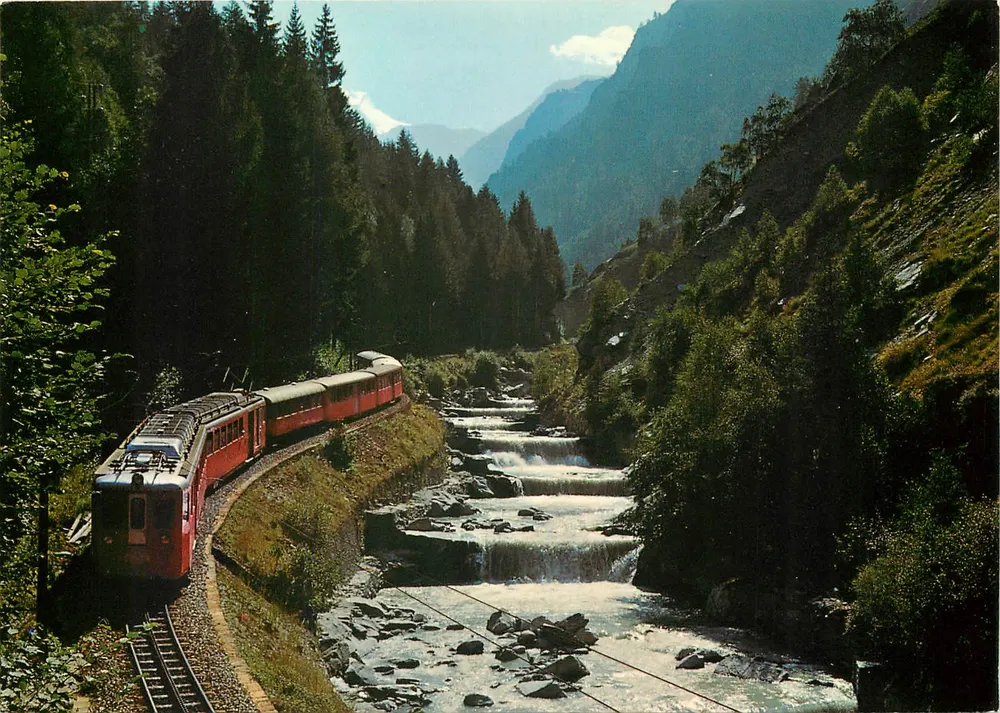 Rode trein — Brigue-Visp-Zermatt — Foto Klopfenstein - Voorkant