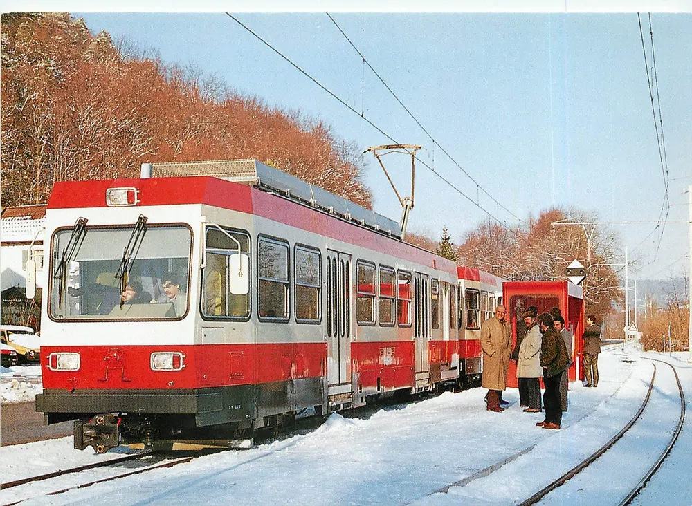 Tramway BDe 7/4 111 — estação Niederdorf-Hirschlang — Dietsch AG Waldenburg - Frente