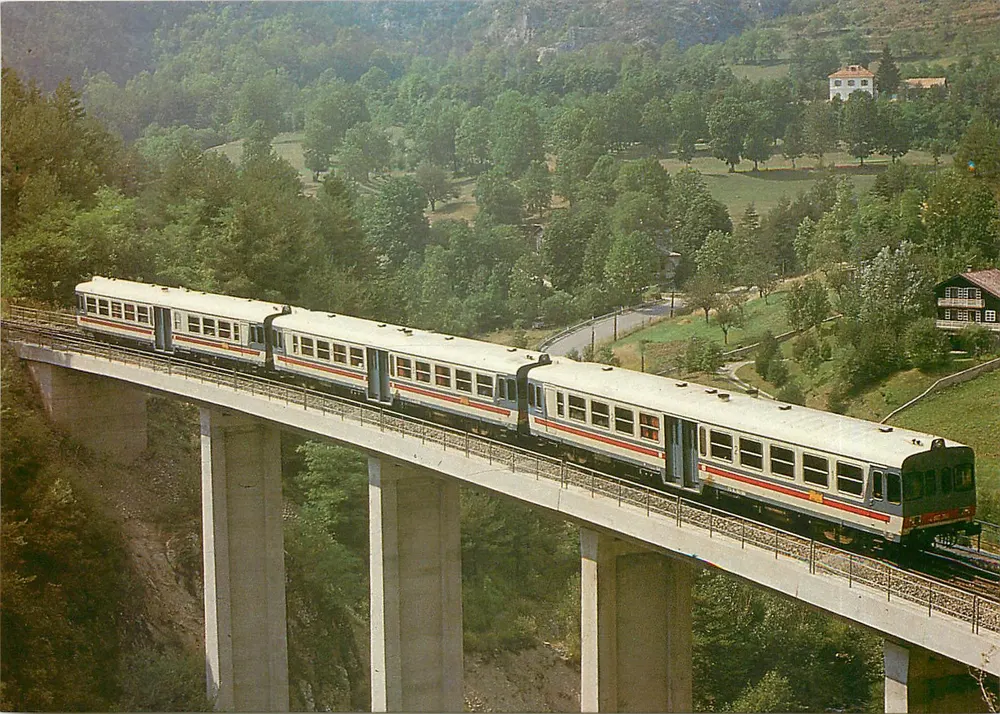 Três autorail Aln 663 das FS em uma linha Cunéo-Nice — Edições Rail Magazine, CP 135 - Frente