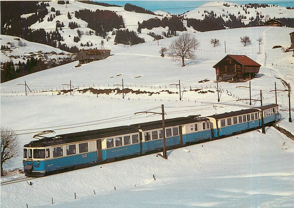 Montreux Oberland Bernois — Le train 104 Zweisimmen peu avant Gstaad — Éditions Rail Magazine - Recto
