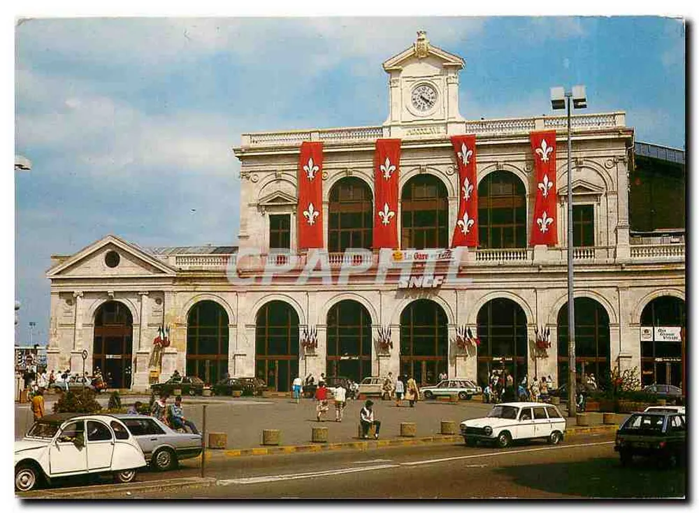 Estação de Lille — fachada decorada com bandeiras com flores de lis — Éditions & Impressions Combier - Frente
