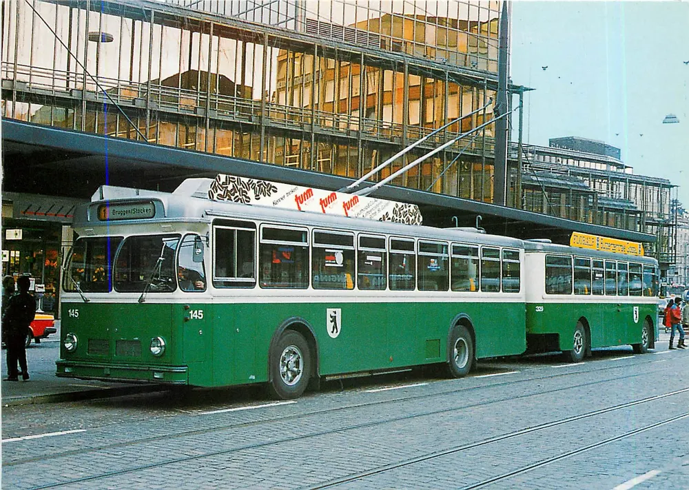 सेंट गैलेन — ट्रॉलीबस SAURER/Hess 4TP54 क्रमांक 145 (1971) जिसके साथ ट्रॉलीबस Hess APE क्रमांक 329 (1969) - आगे