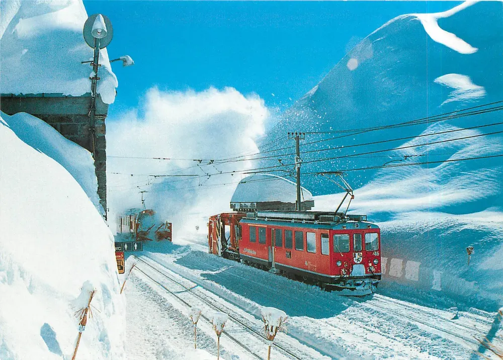 Ospizio Bernina — Zdjęcie czyszczenia torów z X 9219 + ABe 4/4 41 oraz Xk 9132 + ABe 4/4 46 (Rhätische Bahn RhB) — Wydawnictwo Andreas Wither - Awers