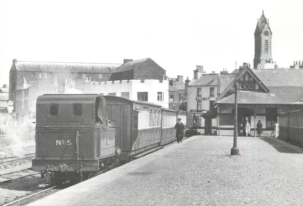 Train n°5 'Mona' à la gare de Peel — photographie d'archive — Joanes Publications, Barnstaple, Devon - Recto