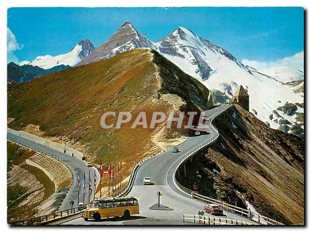 ग्रोस्ग्लॉक्नर के शिखर का दृश्य — घुमावदार सड़क और पीले बस के साथ — एडिटर वरलाग अल्फ्रेड ग्रिंडलर, सैल्ज़बर्ग, संख्या 22 - आगे