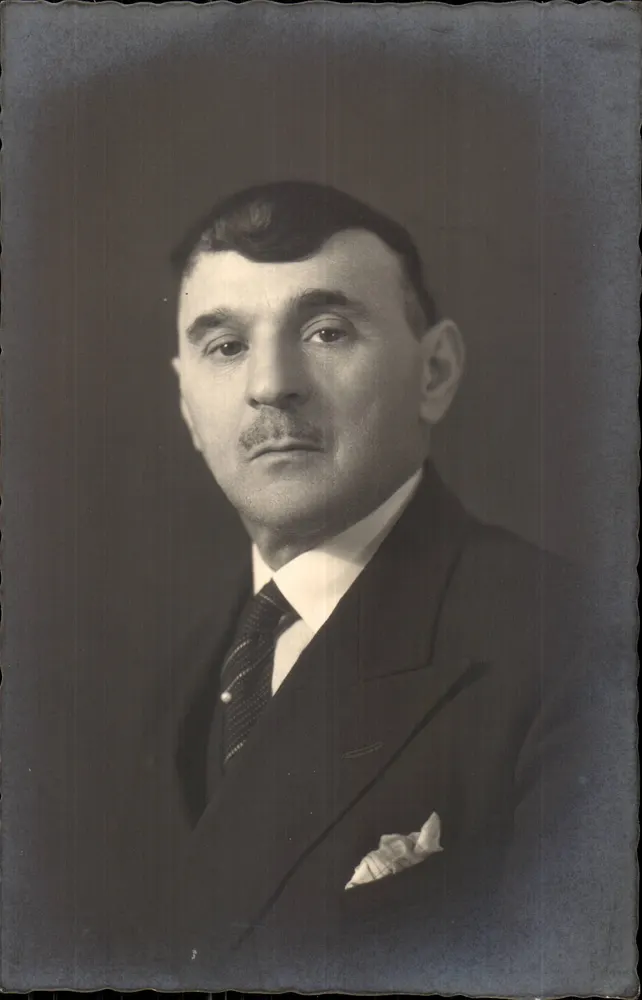 एक आदमी का चित्र — प्रकाशक PHOTO A. MAZZANINI, मिलान - आगे