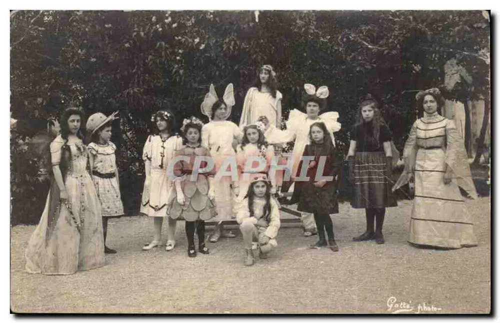 Groupe de jeunes filles en costumes de carnaval — Goette Photo — n° non visible - Recto