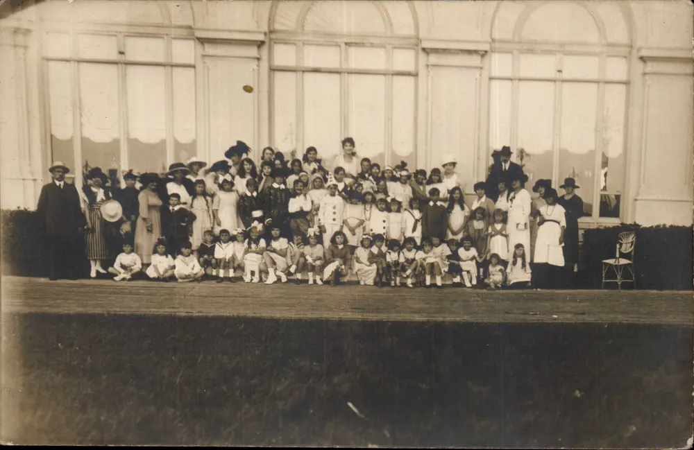 Grupo de crianças e adultos — Sala de recepção com vitrais — Carte postale Bilhete postal antigo - Frente