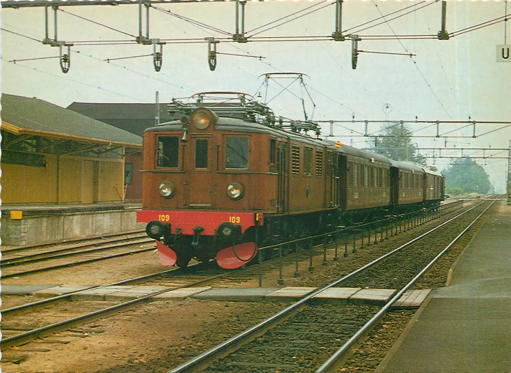 Train électrique 109 — station de Vinslöv — éditeur museiföreningen ÖSTRA SKÅNES JÄRNVÄGAR - Recto