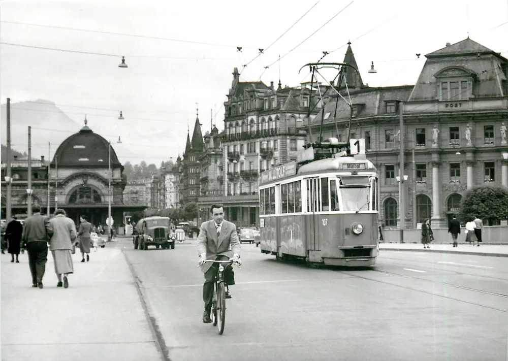 Lucerna, Be 4/4 107 (Prototype Hess/BBC, 1947) — sobre o Seebrücke — Foto J. Bazin - Frente