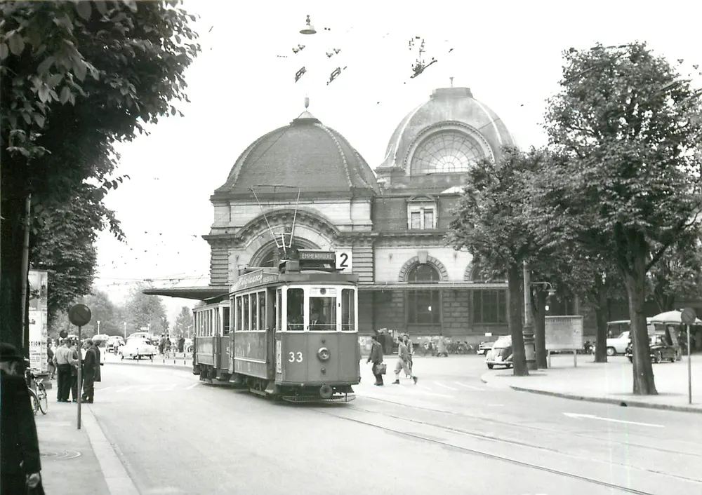 Lucerne, Be 2/2 33 und Anhänger (Serie 54-60) — am Bahnhofsplatz — Foto J. Bazin - Vorderseite