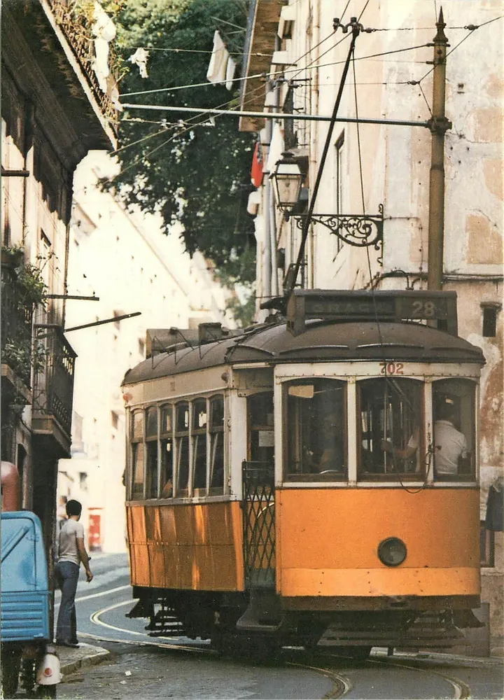 Tramway dans un quartier ancien de Lisbonne — Compagnie des Chemins de Fer de Lisbonne, n° de série non visible - Recto