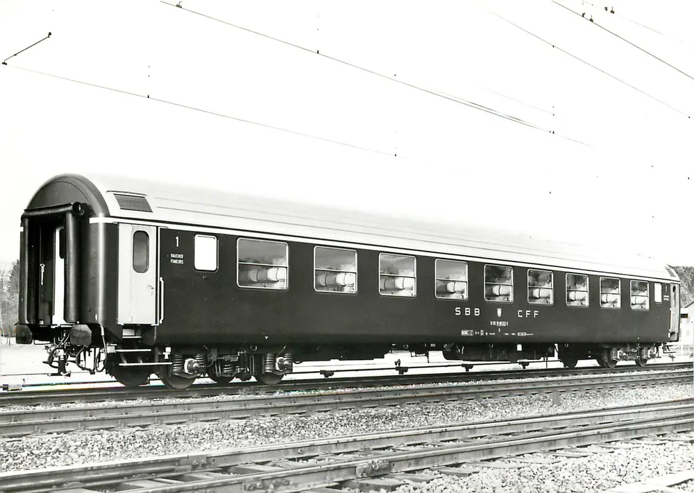Wagon voyageurs SBB CFF — Série RIC A 51 85 19 - 80 000 - 039 — Photo SBB/CFF n°2100 - Recto