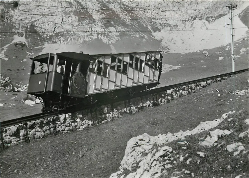 Pilatusbahn — Vagão a vapor Nr. 9 — SLM, 1889 - Frente