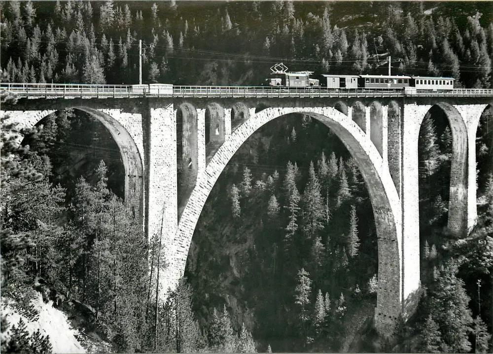 Convoi sur le viaduc de Wiesen — Avant-guerre — Photo Sommerau-Plüss, Coll. P. Sutter, n° 116.10 RhB - Recto
