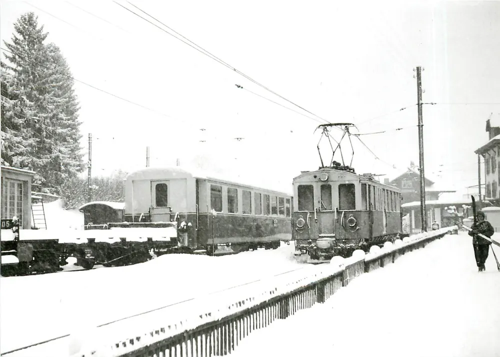 Automotrice 4 (ex BCFe 4/4) — avec le chasse-neige à Château-d'Oex — photo J.-L. Rochaix - Recto